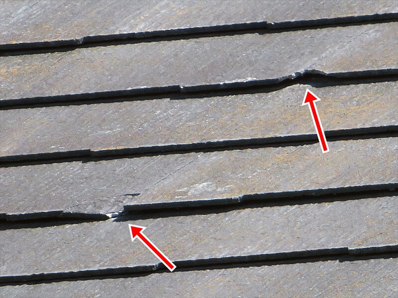 屋根に何かが当たった跡がありました。火災保険によっては台風等による被害として請求できる場合があります。